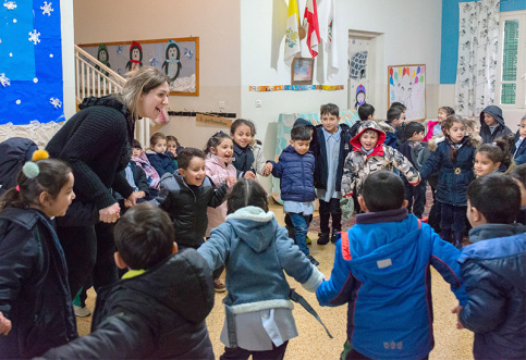 Soeurs du Bon Pasteur au Liban - Petit collège à Hammana - moment de détente des enfants, qui font une ronde