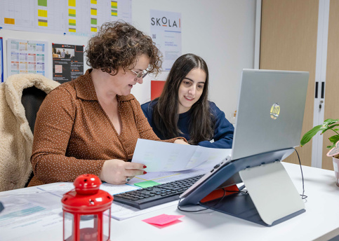 SKOLA Hôtellerie au Cloître, Céline Rodio ( conseillère Emploi Formation Insertion) avec Roxane, en entretien (