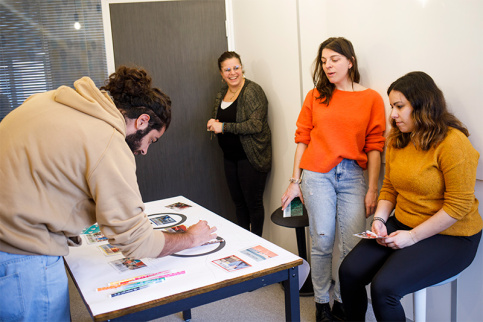 Pôle Avenir Emploi de Villeurbanne, Hugo lors d'une session de travail sur le dispositif L'Ouvre-boîte