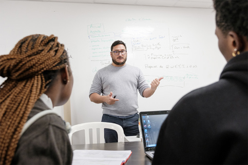 SKOLA Ressourcerie à Vélizy2 - la partie cours de la formation est assurée par Florian, formateur 