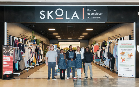 SKOLA Ressourcerie à Vélizy2, les jeunes en formation encadrés par Florian, le formateur, à gauche et Zakarie, le responsable du magasin, à droite 