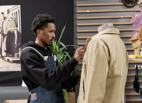 SKOLA Ressourcerie à Vélizy2,  Mardoché habille un mannequin 