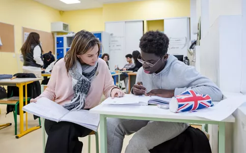 IES Vitagliano - Aide aux devoirs en classe avec Jayden et Claire Rebergue, éducatrice