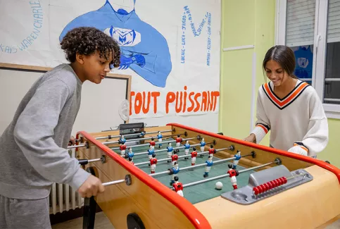 IES Vitagliano - Dans la salle de loisirs  Noan et Zakia jouent au baby-foot