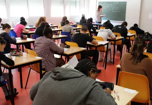 Des élèves de lycée dans une classe avec leur professeur