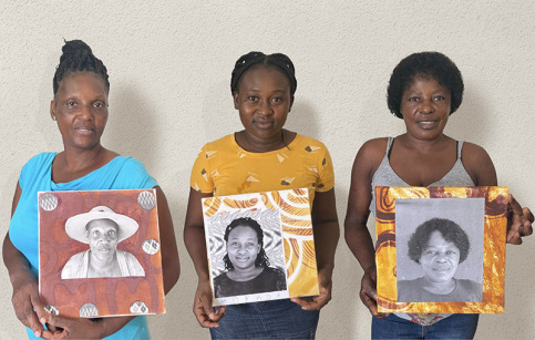 Des mamans de la Maison des familles de Cayenne avec les oeuvres réalisées pendant l'atelier avec une artiste plasticienne
