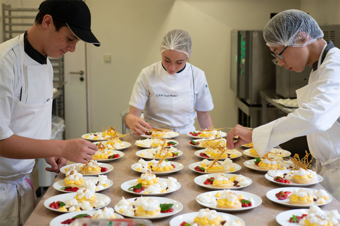 Lycée Hôtelier Professionnel Daniel Brottier de Bouguenais - Des élèves de seconde en Cuisine et Service préparent des desserts
