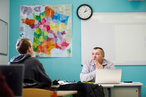 Richard Devos dans son bureau du lycée professionnel hôtelier Daniel Brottier de Bouguenais avec un élève