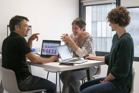 3 personnes échangent dans un bureau