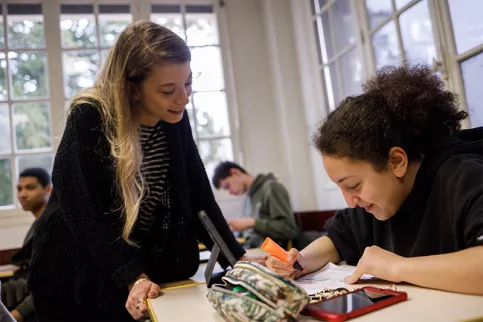 Campus Saint-Antoine - Lina, en classe de seconde Conduite de production horticole, en cours de physique-chimie, est accompagnée par son AVS Emma de Barry