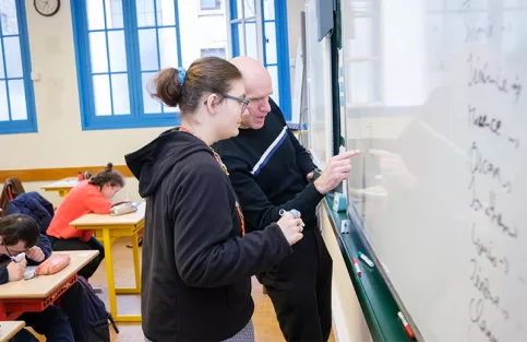 Dispositif ULIS au lycée Sainte-Thérèse, Sidonie et son professeur Vincent Della Poppa