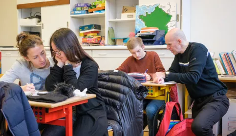 Dispositif ULIS au lycée Sainte-Thérèse, Guadalupe est accompagnée par une aide;  Jonathan et son professeur Vincent Della Poppa