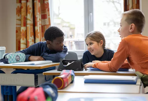 École Joie de Vivre. Shaloom, à gauche, en classe de CM1