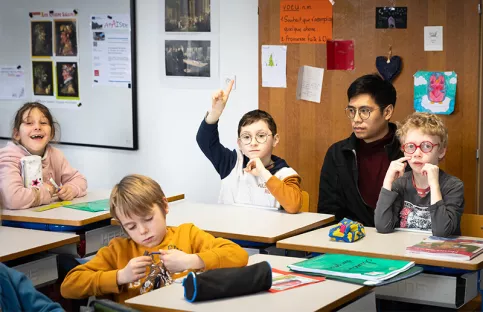 École Joie de Vivre. Timéo en classe de CE2, avec John Lorenzo, AESH 