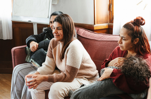 L'équipe en pleine relecture, à la Maison des familles de Chambéry