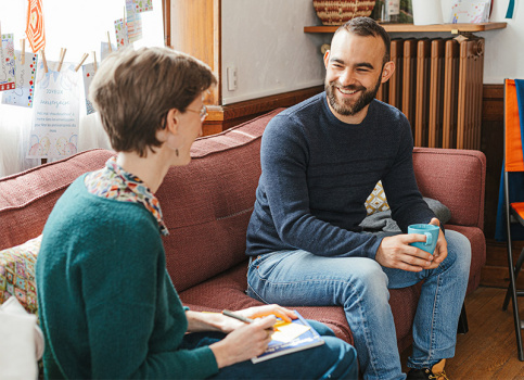 Maison des familles du Bassin Chambérien, Sylvain Jasserand, travailleur social discute avec Lucie Ramognino, la directrice