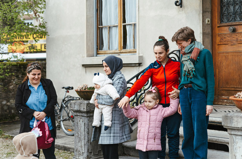 Maison des familles du Bassin Chambérien, Lucie Ramognino, directrice, avec des mamans et leurs enfants