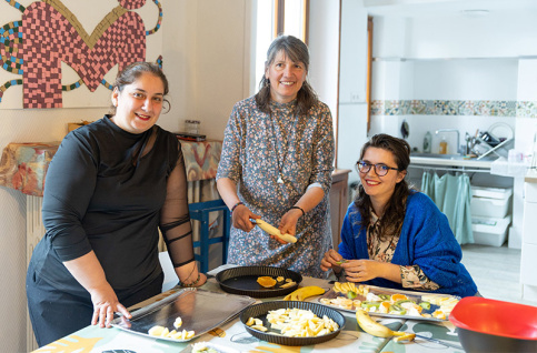 Maison des familles du Bassin Chambérien, atelier cuisine avec Klara et Rima, deux mamans et Martine Damevin, bénévole
