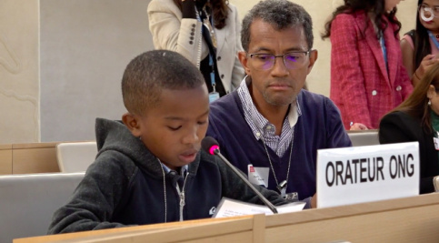 Centre NRJ de Madagascar - Le jeune Ronaldo intervient à l'ONU aux côtés du Père Ephrem