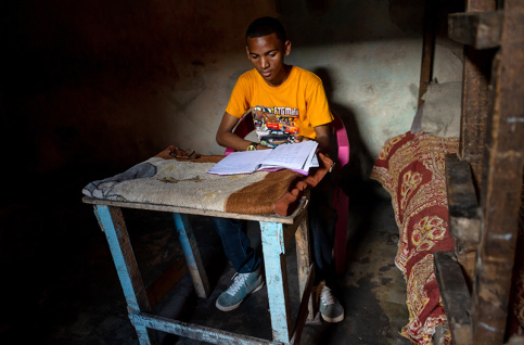 Association Graines de Bitume à Madagascar - Nirina fait ses devoirs chez lui (c) Viviane Rakotoarinony/Apprentis d'Auteuil