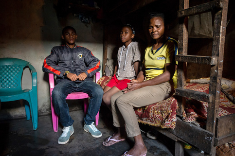 Association Graines de Bitume à Madagascar - Nirina chez lui avec sa famille
