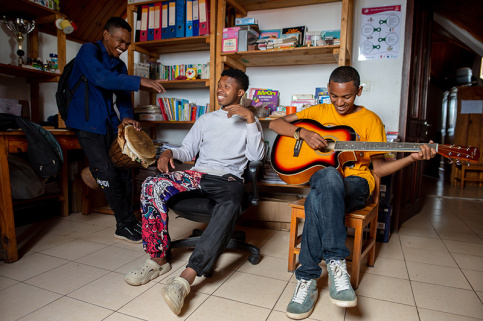 Association Graines de Bitume à Madagascar - Nirina avec d'autres jeunes dans les locaux de l'association