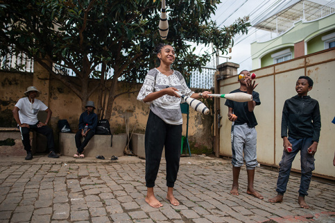 Association Graines de Bitume à Madagascar - Atelier cirque pour Mampionona dans les locaux de l'association