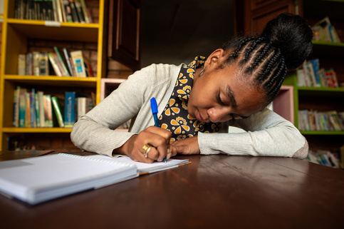 Association Graines de Bitume à Madagascar - Mampionona travaille à la bibliothèque de l'association