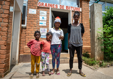 Association Graines de Bitume à Madagascar - 2 enfants des rues, Priscilla et Tania et leurs mamans