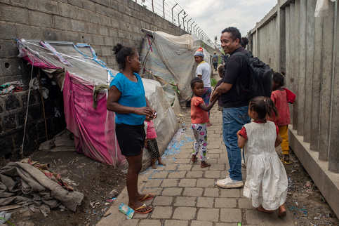 Association Graines de Bitume à Madagascar - Hery Randrianarisoa, responsable du programme pédagogique et de l'animation, avec les enfants