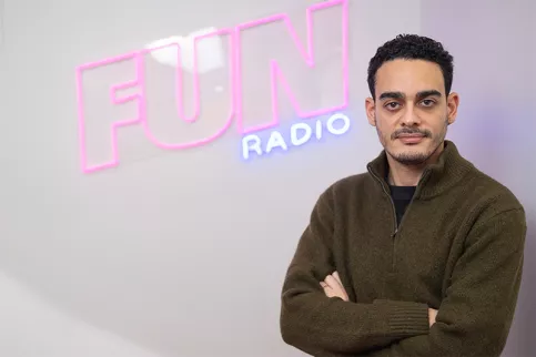 Portrait d'Amir Laieb, ancien de la fondation dans les locaux de Fun Radio