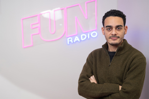 Portrait d'Amir Laieb, ancien de la fondation dans les locaux de Fun Radio