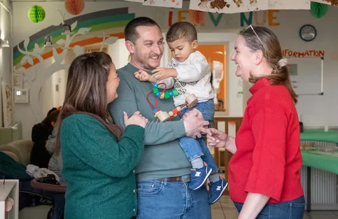 Crèche multi-accueil L' Arc en Ciel -  Noham et ses parents Chahira et Vincent avec Anne Schmit, directrice 