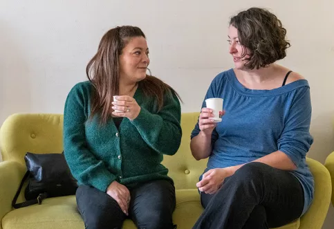 Crèche multi-accueil L' Arc en Ciel -  Chahira la maman de Noham et Adeline, éducatrice de jeunes enfants, pendant le café des parents 