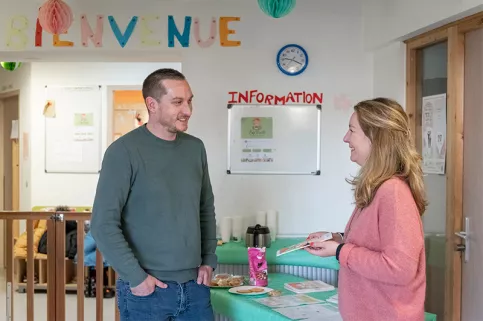 Crèche multi-accueil L' Arc en Ciel -  Vincent, le papa de Noham et Alice Rode, diététicienne de l'association "Sens et savoirs" 