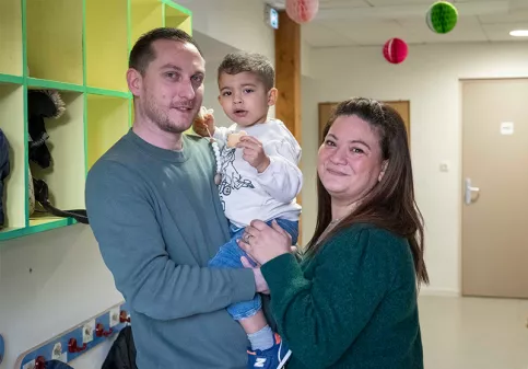 Crèche multi-accueil L' Arc en Ciel - Noham et ses parents Chahira et Vincent 
