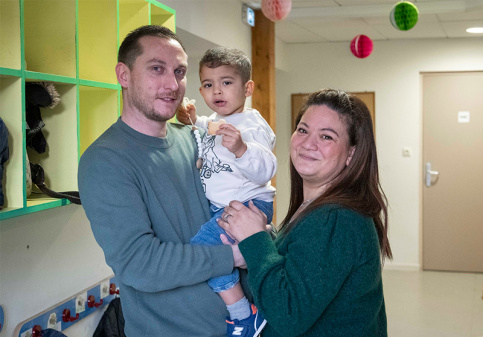 Crèche multi-accueil L' Arc en Ciel - Noham et ses parents Chahira et Vincent