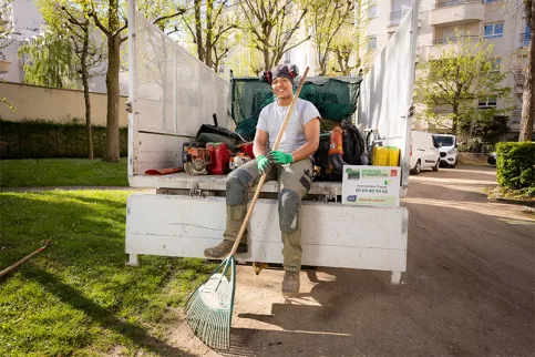 Jardins d'Auteuil, Alberto à l'arrière de la camionnette avec le matériel 