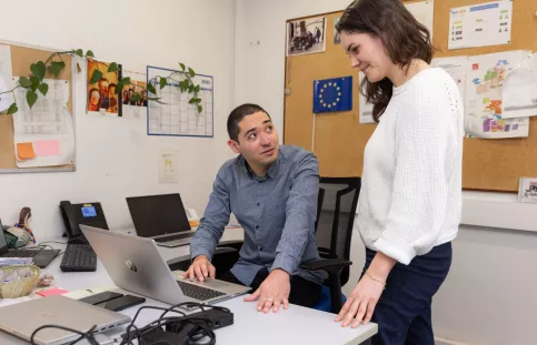 le coordinateur Informatique de Proximité Paris dans son bureau avec un utilisateur.
