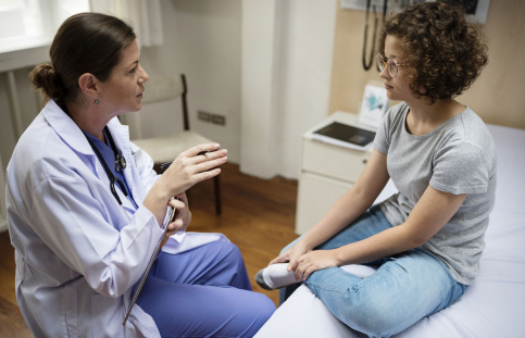 Une infirmière et une jeune adolescente en consultation