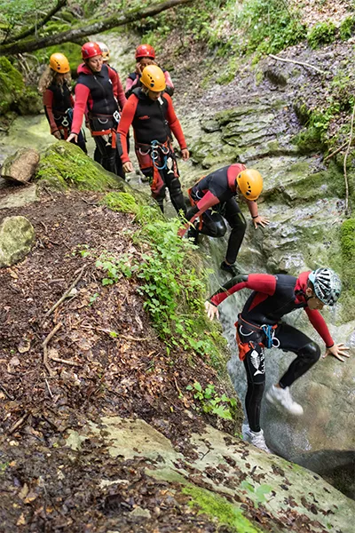 Des jeunes de la MECS La Valbourdine se prépare à une activité  canyoning lors d'une AESI au hameau de Vaunières