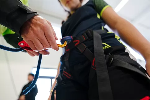 Gestes de mise en sécurité du matériel d'escalade au collège Sainte-Claire