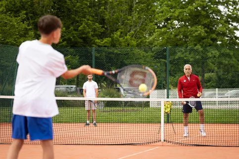 Tournoi de tennis inter-établissements avec l'ancien joueur Mansour Barhami 