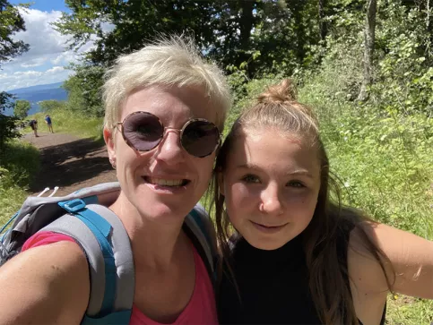 Une jeune fille de la MECS Saint-Jacques sur les chemins de Compostelle avec Pauline, éducatrice 
