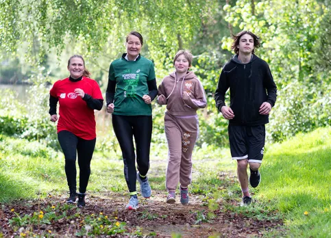 Coralie Thieffry court avec Isabelle Dacquin, Sarah et Salim
