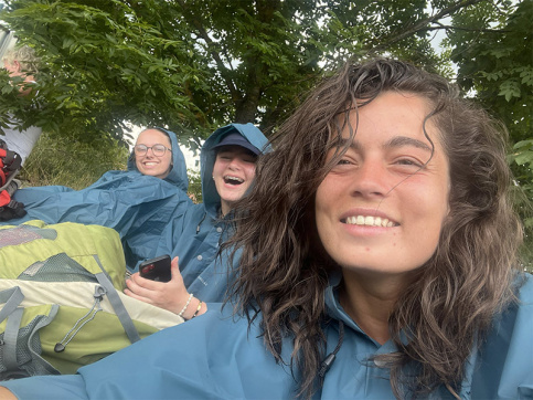 Jeunes et collaborateurs de la MECS Saint-Jacques sur les chemins de Compostelle; fou-rire sous la pluie