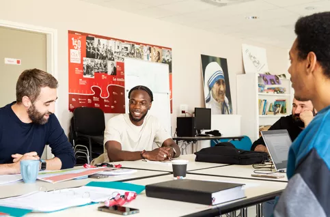 Beni Esokowa en réunion d'équipe