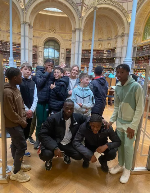 Beni Esokowa en sortie avec des jeunes à la Bibliothèque nationale de la rue de Richelieu à Paris 