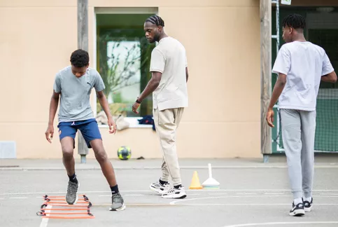 Les jeunes s'entraînent avec Beni Esokowa 