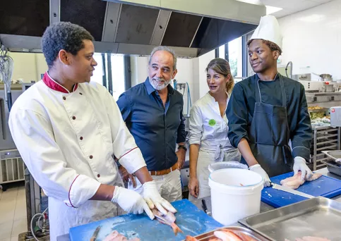 Arnaud Castagnède avec des apprentis du restaurant Les jardins du cloître à Marseille
